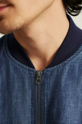 Chic och stilfull bomberjacka i chambray från Bonobos