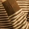 Mellantjock tröja med rund hals och randig stickning Mellantjock tröja med rund hals och randig stickning