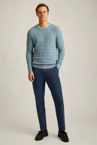 Mellantjock tröja med texturerad stickning och rund hals