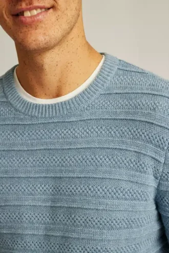 Mellantjock tröja med texturerad stickning och rund hals