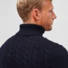 Merino-tröja med kabelmönster och hög hals Merino-tröja med kabelmönster och hög hals