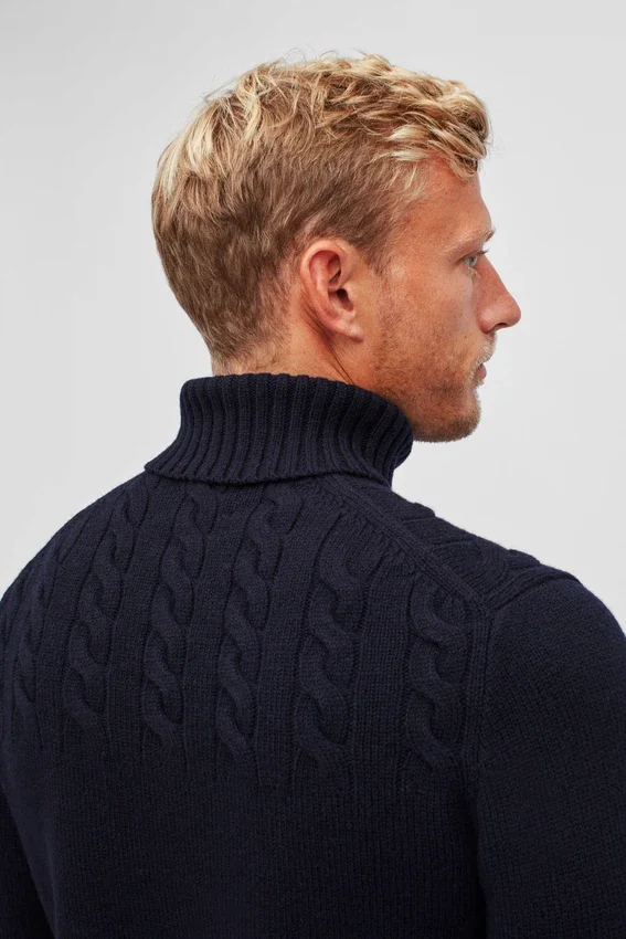 Merino-tröja med kabelmönster och hög hals Merino-tröja med kabelmönster och hög hals