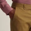 Stretch Washed Chino: Skräddarsydda chinos med Slim Fit-passform Stretch Washed Chino: Skräddarsydda chinos med Slim Fit-passform