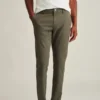 Stretch Washed Chino: Skräddarsydda chinos med Slim Fit-passform Stretch Washed Chino: Skräddarsydda chinos med Slim Fit-passform