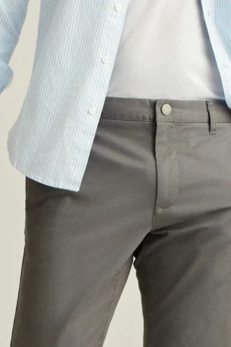 Stretch Washed Chino: Skräddarsydda chinos med Slim Fit-passform Stretch Washed Chino: Skräddarsydda chinos med Slim Fit-passform