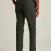 Stretch Washed Chino: Skräddarsydda chinos med Slim Fit-passform Stretch Washed Chino: Skräddarsydda chinos med Slim Fit-passform