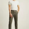 Stretch Washed Chino: Skräddarsydda chinos med Slim Fit-passform Stretch Washed Chino: Skräddarsydda chinos med Slim Fit-passform