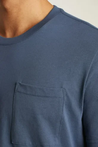 T-shirt med ficka i ekologisk bomull