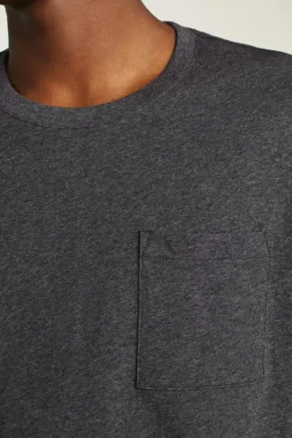 T-shirt med ficka i ekologisk bomull