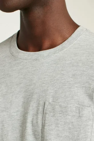 T-shirt med ficka i ekologisk bomull