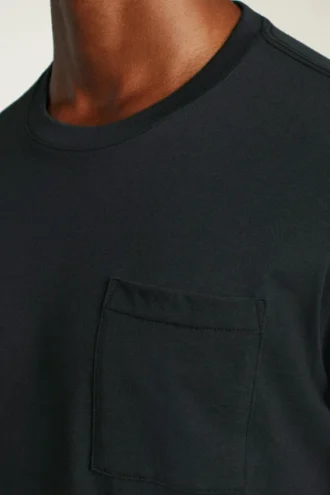 T-shirt med ficka i ekologisk bomull
