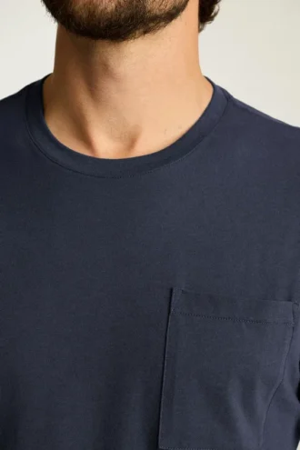 T-shirt med ficka i ekologisk bomull