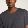 T-shirt med ficka i ekologisk bomull T-shirt med ficka i ekologisk bomull